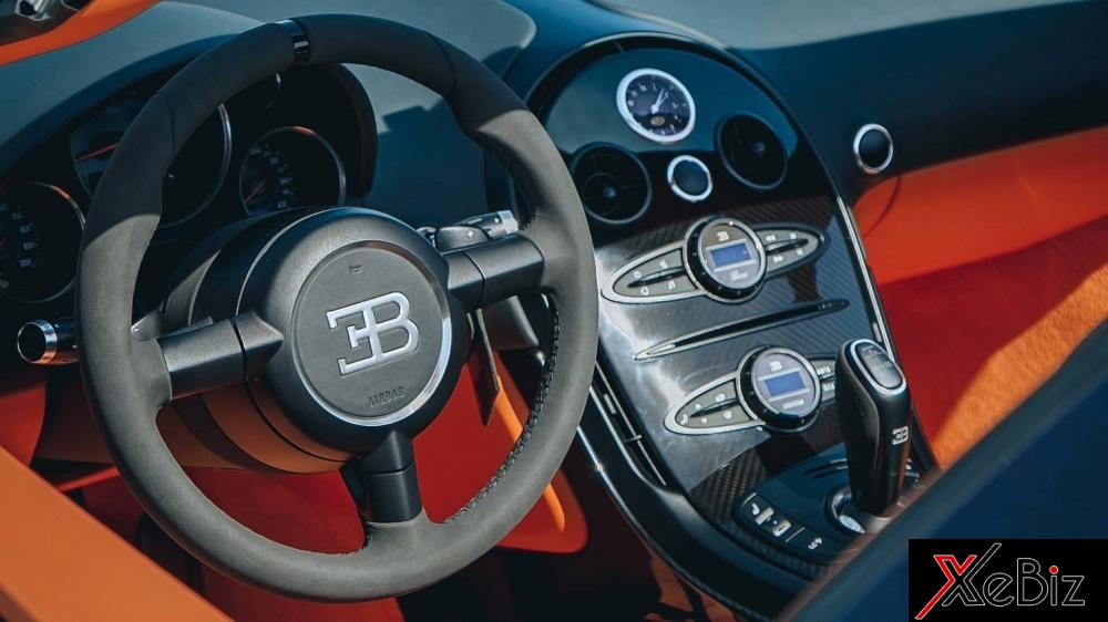 Nội thất chiếc Bugatti Veyron Grand Sport Vitesse đang rao bán có màu nâu và sợi carbon đen bóng