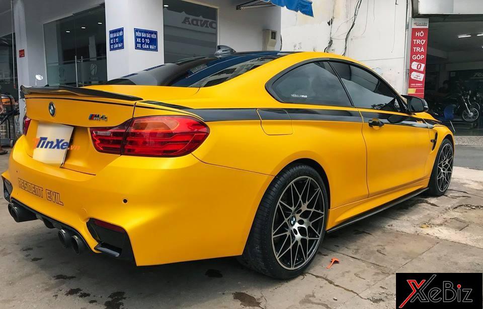 Đằng sau xe có thêm cánh gió đuôi bằng sợi carbon Đằng sau xe có thêm cánh gió đuôi bằng sợi carbon