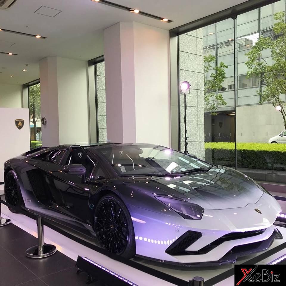 Bộ cánh ngoại thất của chiếc Lamborghini Aventador S Roadster 50th Anniversary là sự kết hợp giữa 2 màu trắng và đen Bộ cánh ngoại thất của chiếc Lamborghini Aventador S Roadster 50th Anniversary là sự kết hợp giữa 2 màu trắng và đen