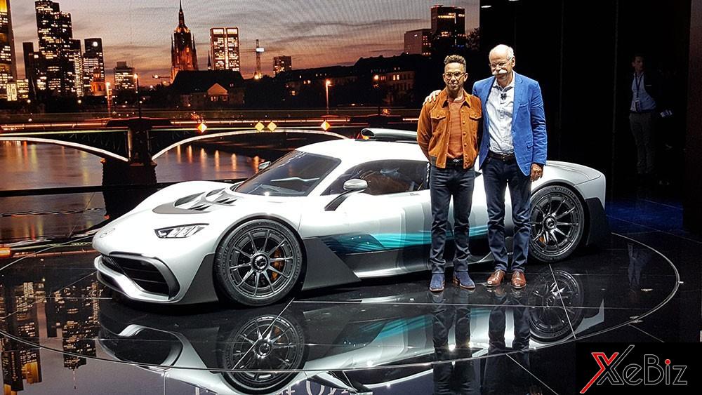 Hamilton xuất hiện trên sân khấu trong sự kiện ra mắt Mercedes-AMG Project One Hamilton xuất hiện trên sân khấu trong sự kiện ra mắt Mercedes-AMG Project One