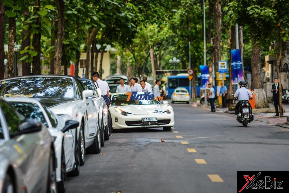 Lúc cao điểm có ít nhất 6 người vây quanh một chiếc siêu xe để giúp tài xế nhanh chóng đưa chiếc Ferrari 458 Italia vào bãi đỗ nhanh gọn nhất có thể để tránh kẹt xe Lúc cao điểm có ít nhất 6 người vây quanh một chiếc siêu xe để giúp tài xế nhanh chóng đưa chiếc Ferrari 458 Italia vào bãi đỗ nhanh gọn nhất có thể để tránh kẹt xe