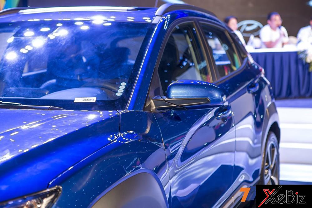 Gương chiếu hậu của Hyundai Kona được thiết kế khá gọn gàng và tích hợp xi-nhan báo rẽ nhỏ ngay trên đó.