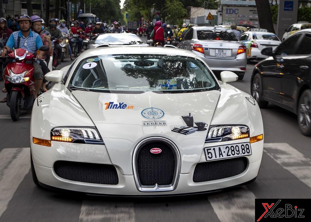 Nổi bật nhất trong đoàn siêu xe đi xuyên Việt của Chủ tịch Trung Nguyên vẫn là chiếc Bugatti Veyron. Kể từ khi được đưa về nước vào đầu tháng 2/2012, ông hoàng tốc độ này mới tham gia lần đầu vào một hành trình siêu xe Nổi bật nhất trong đoàn siêu xe đi xuyên Việt của Chủ tịch Trung Nguyên vẫn là chiếc Bugatti Veyron. Kể từ khi được đưa về nước vào đầu tháng 2/2012, ông hoàng tốc độ này mới tham gia lần đầu vào một hành trình siêu xe