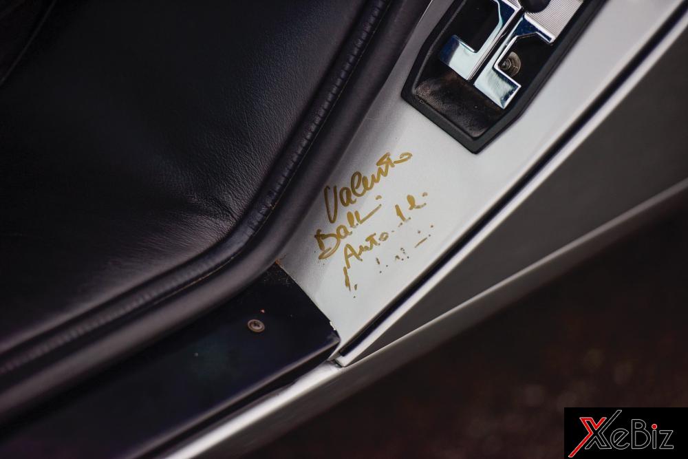 Một chi tiết đáng chú ý trên chiếc Lamborghini Countach LP400 S Series II sẽ được bán đấu giá vào tháng 8 tới đây chính là có chữ ký của Valentino Balboni, tay lái thử xe Lamborghini nổi tiếng ở bệ cửa.
