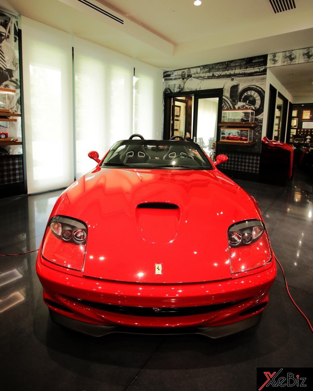 Hai chiếc Ferrari cổ màu đỏ rực là 550 barchetta Hai chiếc Ferrari cổ màu đỏ rực là 550 barchetta