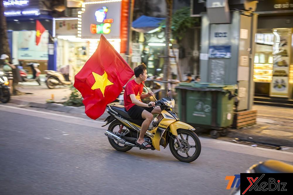 Dù cổ vũ nhưng không khó để nhận ra nét buồn trên khuôn mặt các cổ động viên.