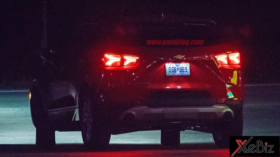 Đèn hậu của Chevrolet Blazer 2019 khi nhìn trong đêm tối