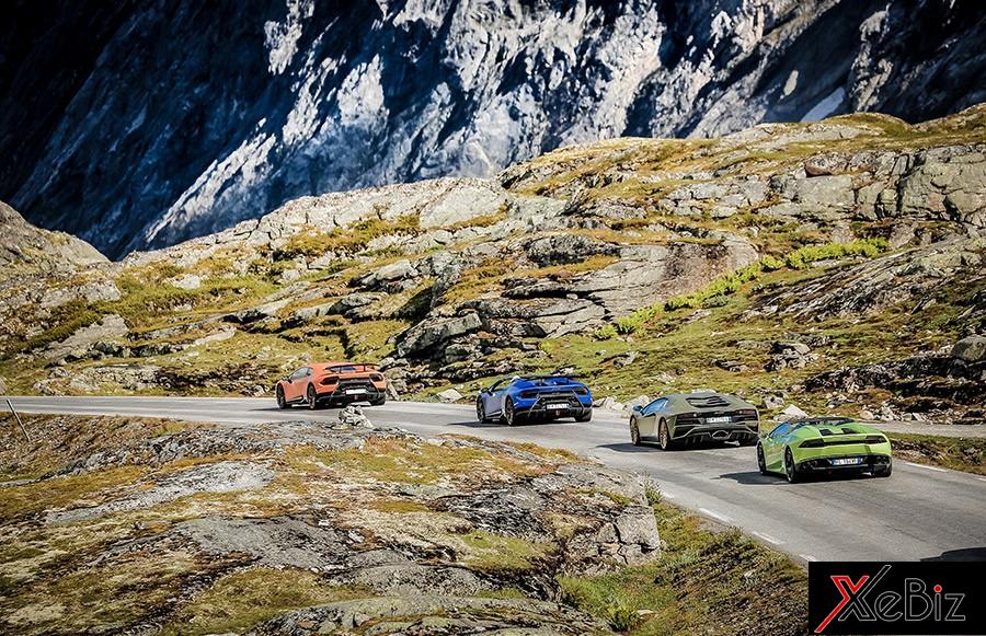 3 chiếc siêu xe Lamborghini Huracan và kẻ ngoại đạo trong bức ảnh này là Lamborghini Aventador S LP740-4 với bộ áo xanh quân đội