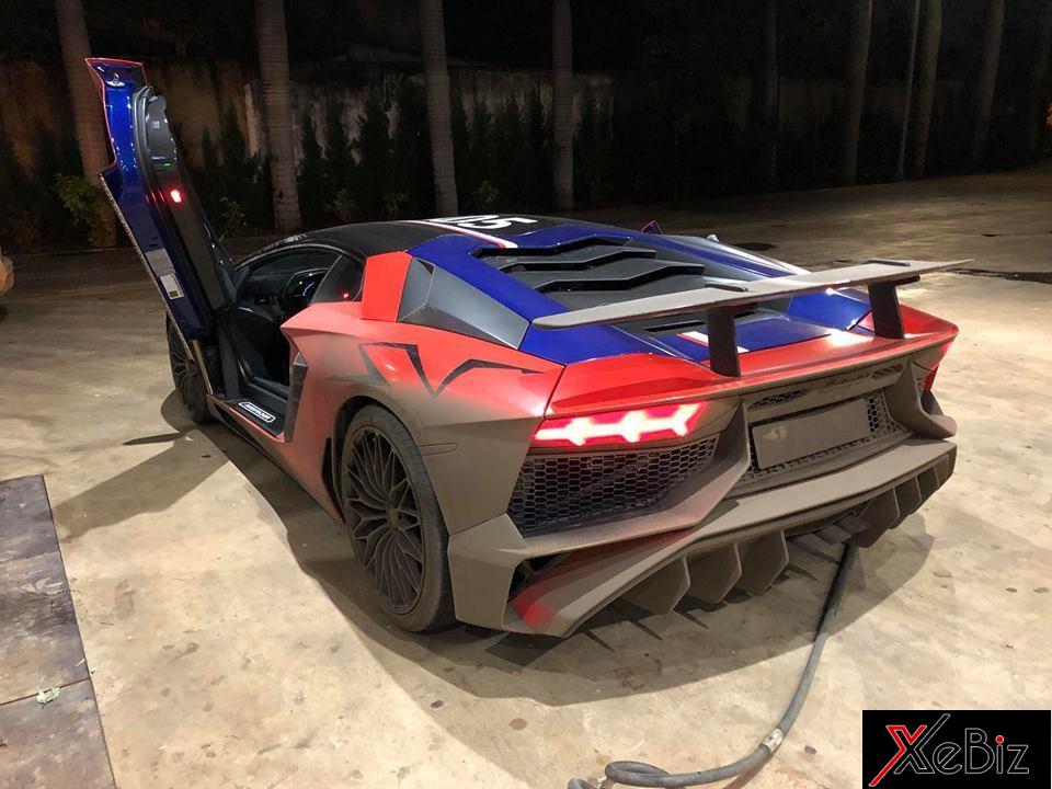 Ngoại thất chiếc Lamborghini Aventador SV của Minh Nhựa cũng dính khá nhiều bùn đất.
