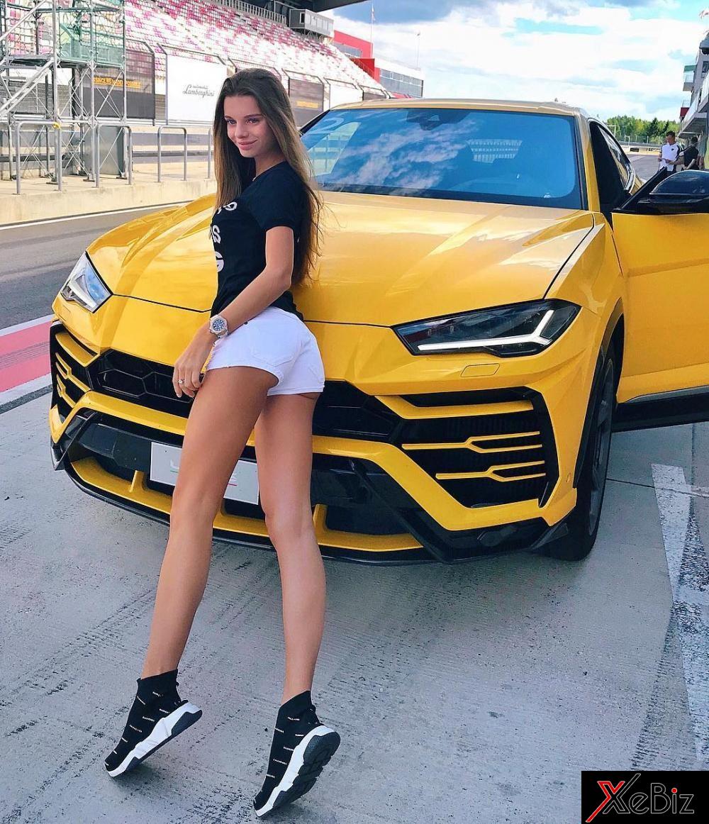 Một tiểu thu xinh đẹp và chiếc siêu SUV Lamborghini Urus màu vàng rực Một tiểu thu xinh đẹp và chiếc siêu SUV Lamborghini Urus màu vàng rực