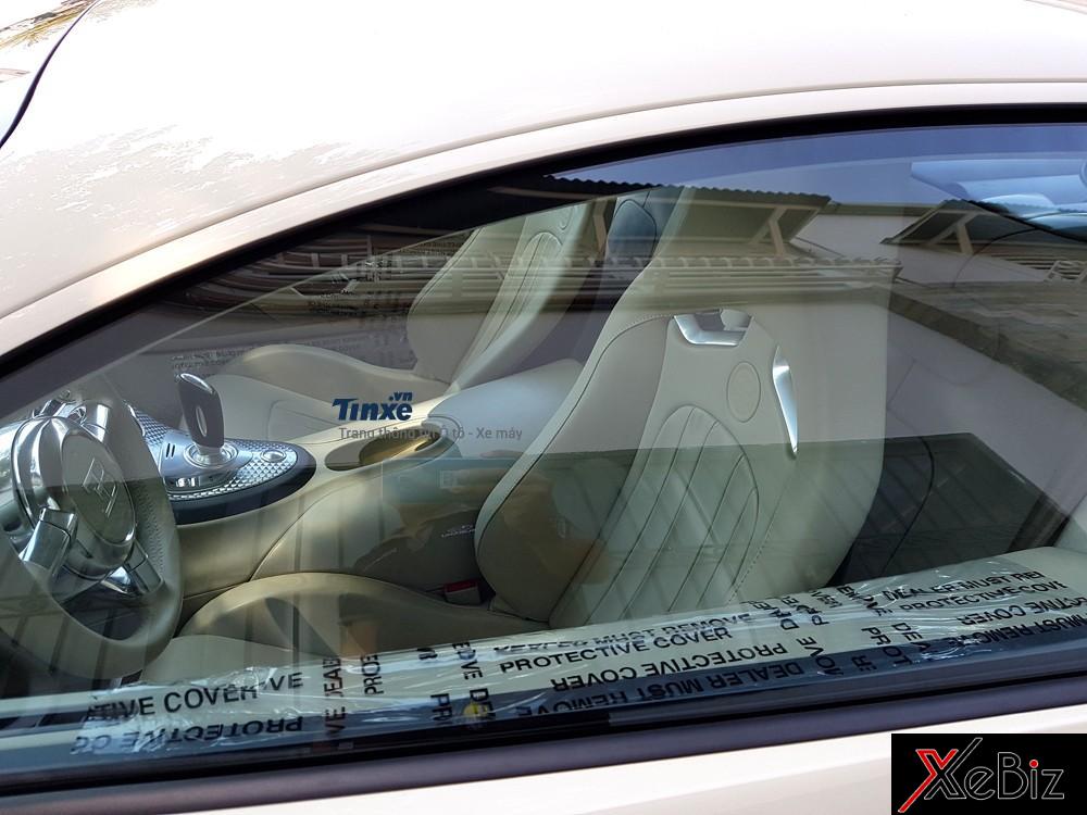 Nội thất của Bugatti Veyron không có gì thay đổi. Lưng ghế được bọc da cao cấp màu kem, phía sau mặt lưng là bộ khung sợi carbon.