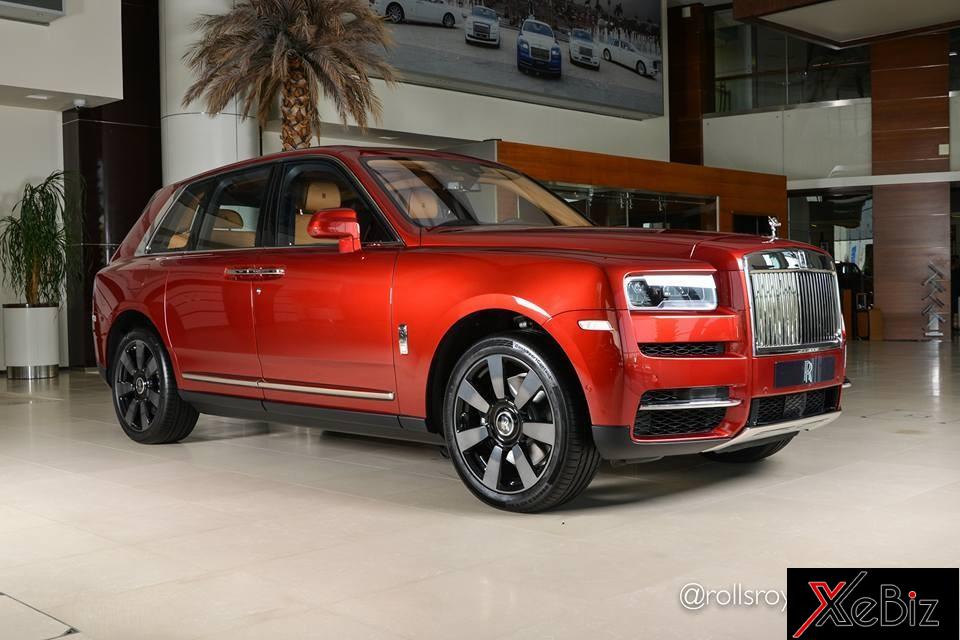 Tương tự chiếc Rolls-Royce Cullinan đã được bàn giao cho Tiểu vương Ả-Rập Xê-Út trước đó, chiếc SUV siêu sang tại đại lý Rolls-Royce tại Các Tiểu vương quốc Ả Rập Thống nhất cũng có màu sơn đỏ bắt mắt