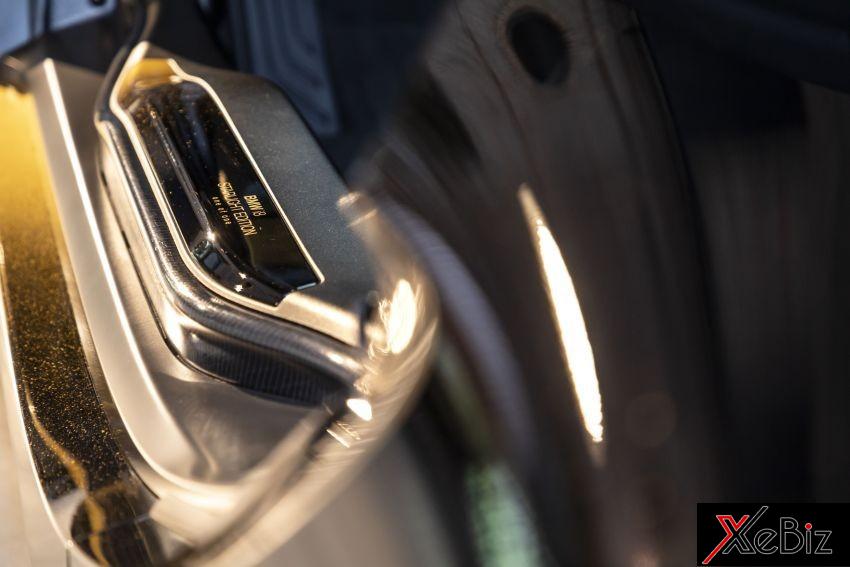 Trên ốp bậc cửa cũng có dòng chữ này Trên ốp bậc cửa cũng có dòng chữ này