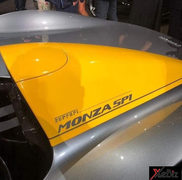 Ferrari Monza SP1 được sơn màu bạc với những điểm nhấn màu vàng