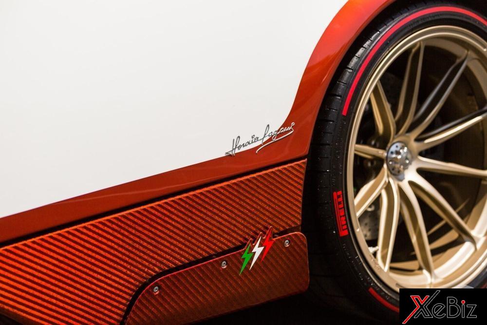 3 biểu tượng hình sấm sét được khoác áo xanh lá cây, trắng và đỏ tượng trưng cho quốc kỳ Ý