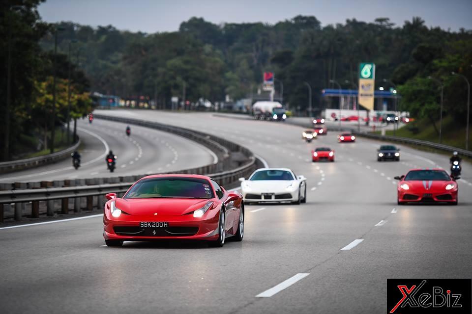 3 thế hệ của dòng siêu xe Ferrari bao gồm 458 dẫn đầu, 488 màu trắng và bên phải là F430