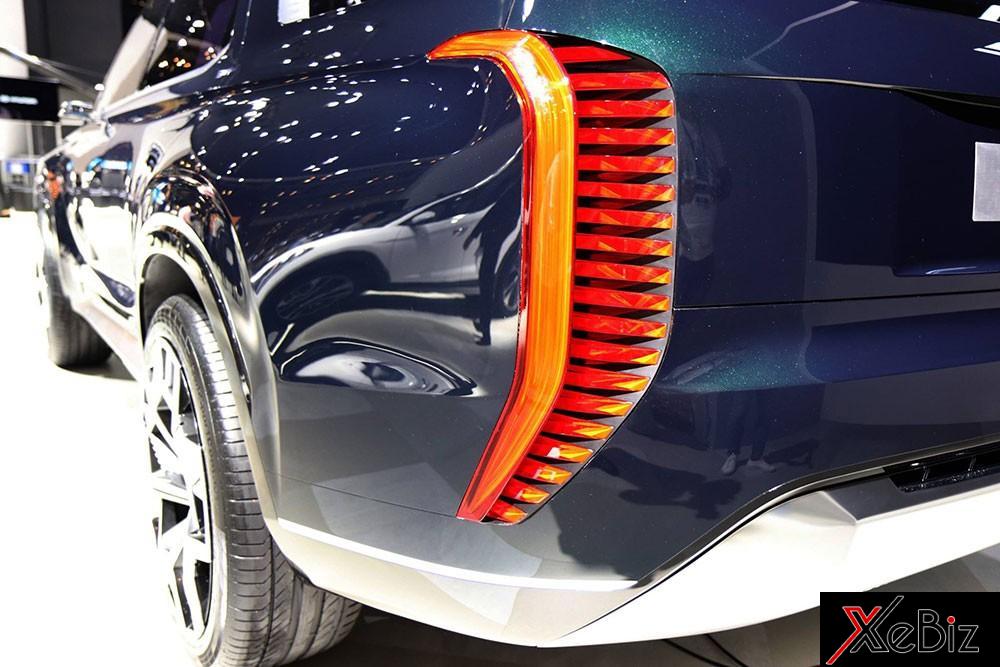 Cụm đèn hậu nằm dọc, ôm 2 góc đuôi xe Cụm đèn hậu nằm dọc, ôm 2 góc đuôi xe