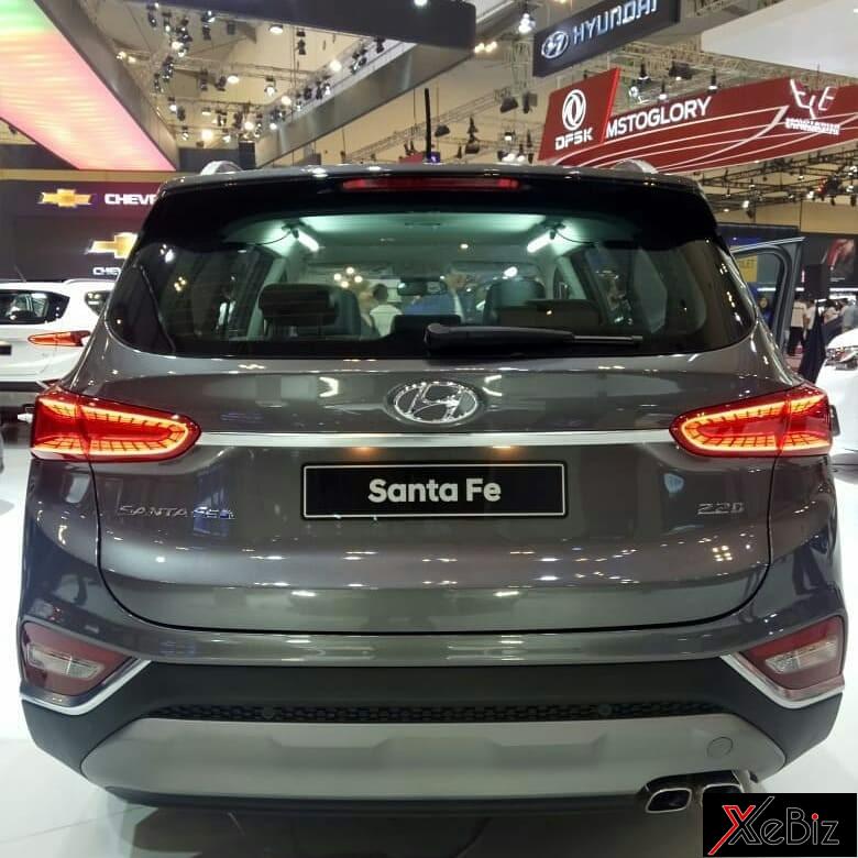 Cận cảnh thiết kế đuôi xe của Hyundai Santa Fe 2019 Cận cảnh thiết kế đuôi xe của Hyundai Santa Fe 2019