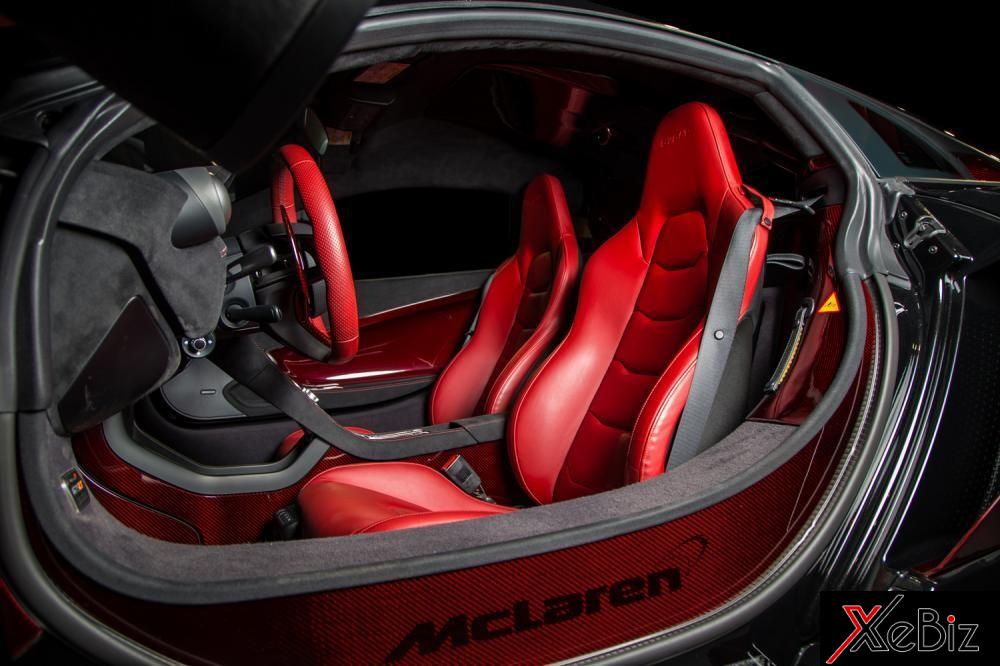 Tiến vào bên trong khoang lái, chiếc&nbsp;siêu xe hàng hiếm&nbsp;McLaren 675LT&nbsp;đang rao bán với mức giá 7,77 tỷ&nbsp;Đồng còn có nội thất sexy không kém với màu&nbsp;đỏ&nbsp;đun bắt mắt. 2 bên bệ cửa còn được hoàn thành với sợi carbon&nbsp;đỏ cùng logo McLaren màu&nbsp;đen tạo vẻ nổi bật cho siêu xe này.