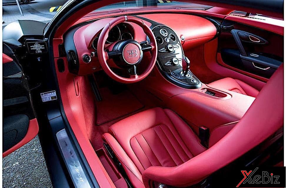 Đối lập với đó là bên trong khoang lái có&nbsp;màu đỏ đun nóng bỏng