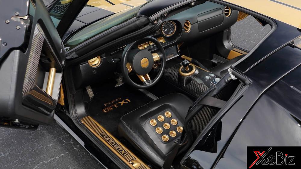 Cách phối màu này cũng xuất hiện bên trong khoang lái Ford GTX1 làm tăng vẻ cá tính cho siêu xe đã 13 tuổi