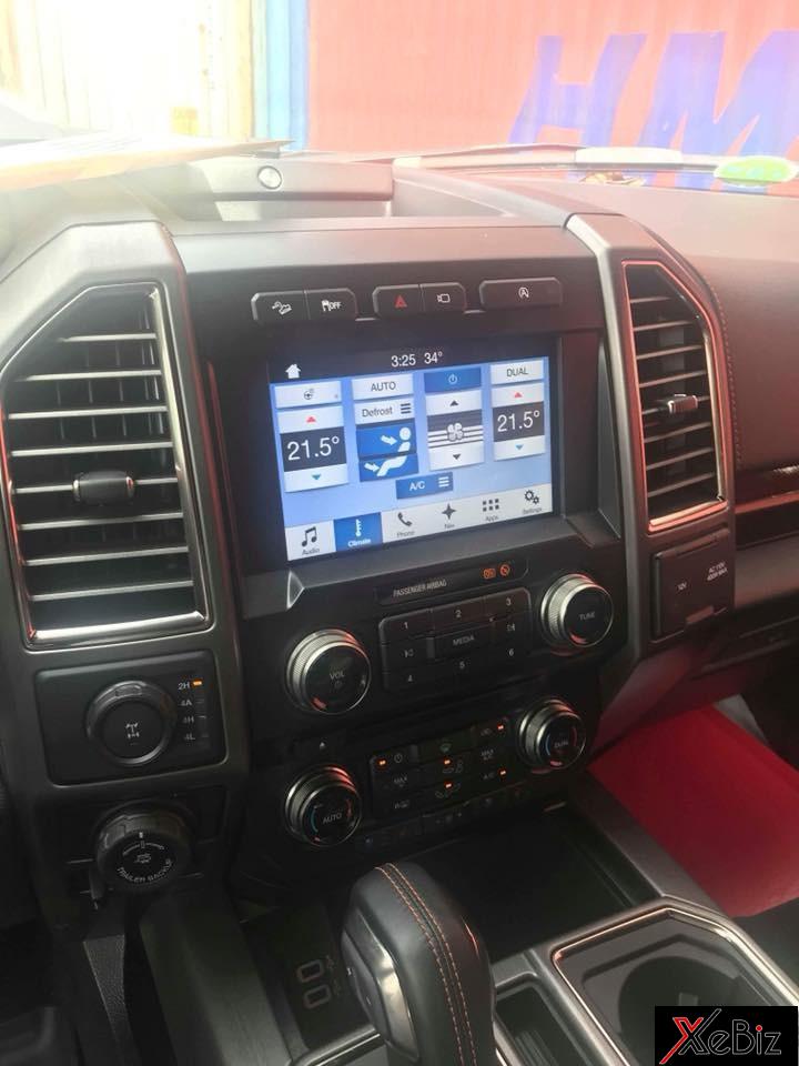 Hệ thống giải trí trên Ford F-150 Raptor màu trắng mới xuất hiện Việt Nam