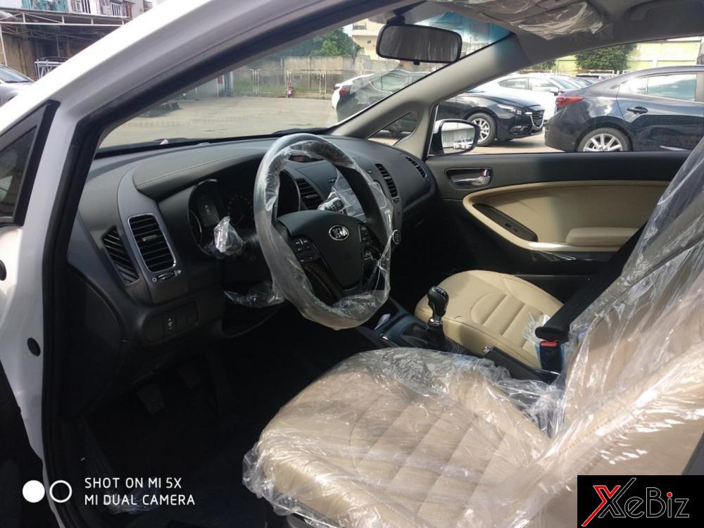 Tuy rẻ nhưng Kia Cerato 1.6 SMT 2018 vẫn được trang bị ghế bọc da