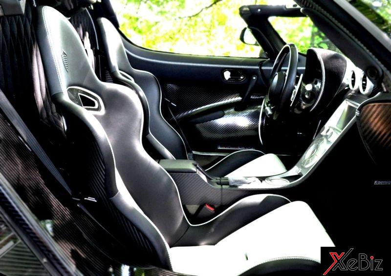 Bên trong khoang lái hoàn thành nội y 2 màu đen-trắng