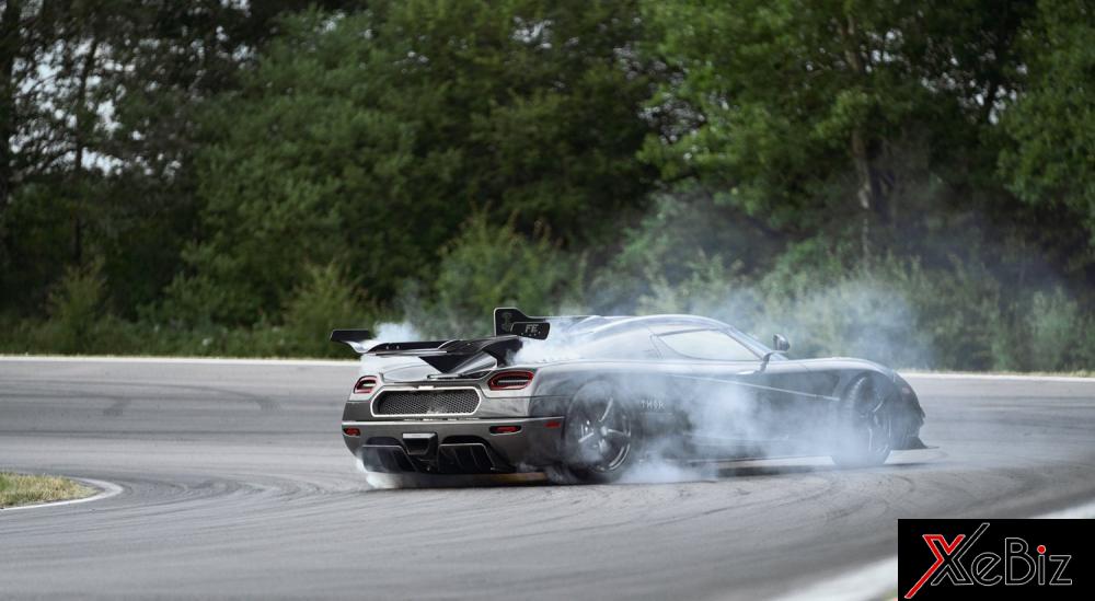 Thân xe còn đợc đính kim cương diamond-flake. Phía trên nắp khoang động cơ còn được trang bị thêm vây cá