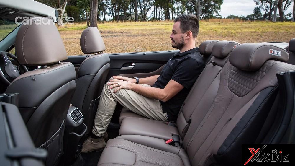 Hàng ghế thứ 2 ngồi khá thoải mái của Hyundai Santa Fe Cabriolet Hàng ghế thứ 2 ngồi khá thoải mái của Hyundai Santa Fe Cabriolet