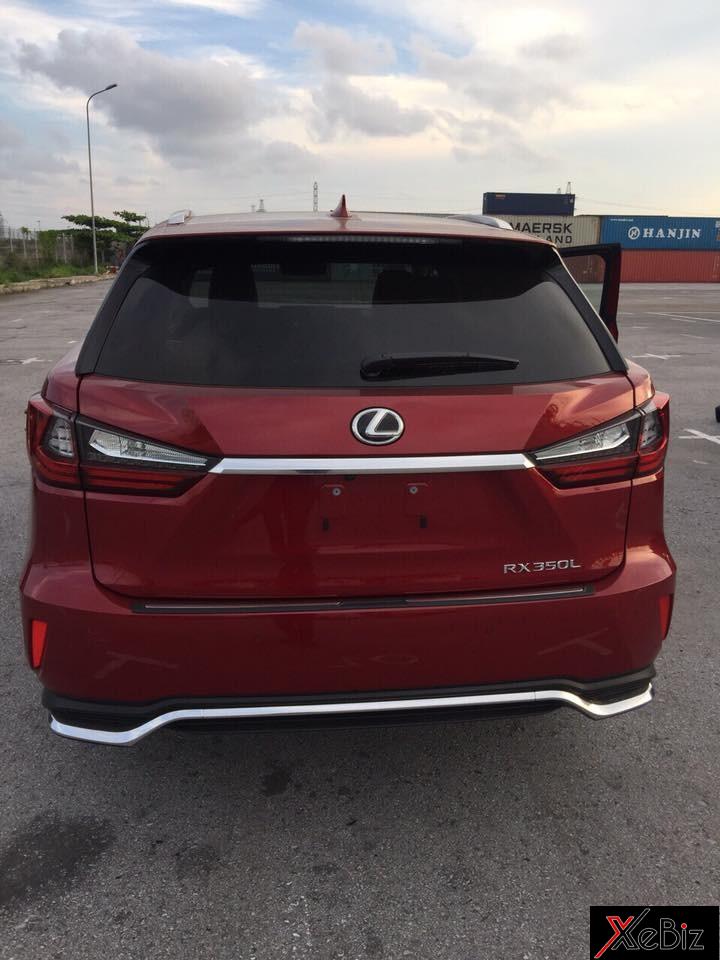 Để có thể thêm hàng ghế thứ 3 và giúp người ngồi thoải mái, Lexus tăng chiều dài của RX350L thêm&nbsp;110 mm, lên mức 5.001&nbsp;mm&nbsp;so với bản tiêu chuẩn. Ngoài&nbsp;ra, hãng&nbsp;xe hạng&nbsp;sang Nhật&nbsp;Bản&nbsp;còn&nbsp;trang bị kính chắn gió sau thẳng đứng hơn cho RX350L 2018.