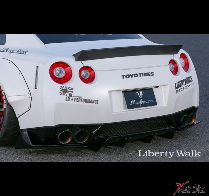 Cánh nhỏ dạng đuôi vịt ốp trực tiếp vào phía sau Nissan GT-R R35 Nissan GT-R R35 độ lấy cảm hứng từ các xe đua Nhật