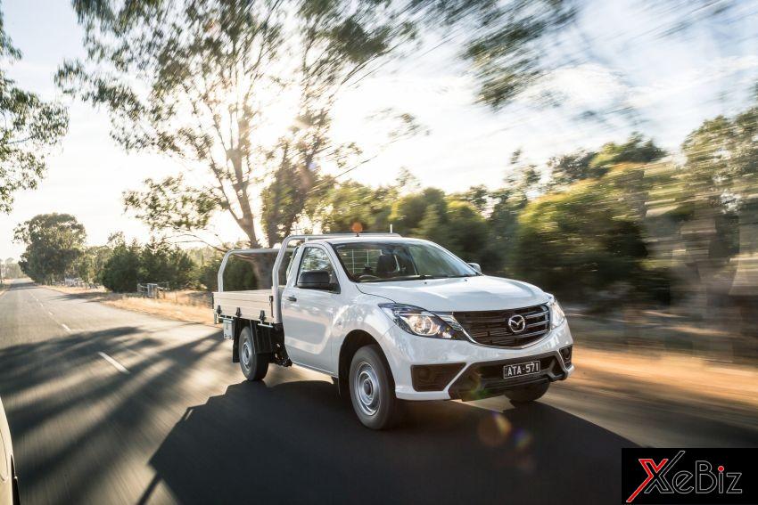 Lưới tản nhiệt màu đen của Mazda BT-50 2018 bản tiêu chuẩn