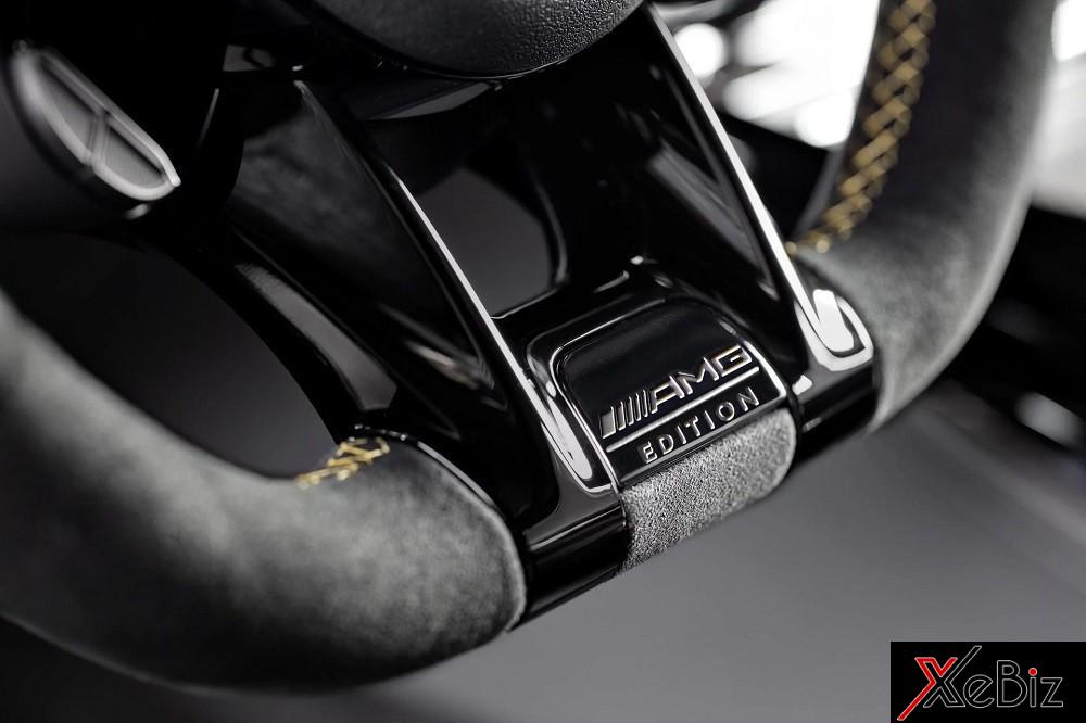 Vô lăng bọc Dinamica với dòng chữ Edition 1 như dấu hiệu nhận biết Vô lăng bọc Dinamica với dòng chữ Edition 1 như dấu hiệu nhận biết