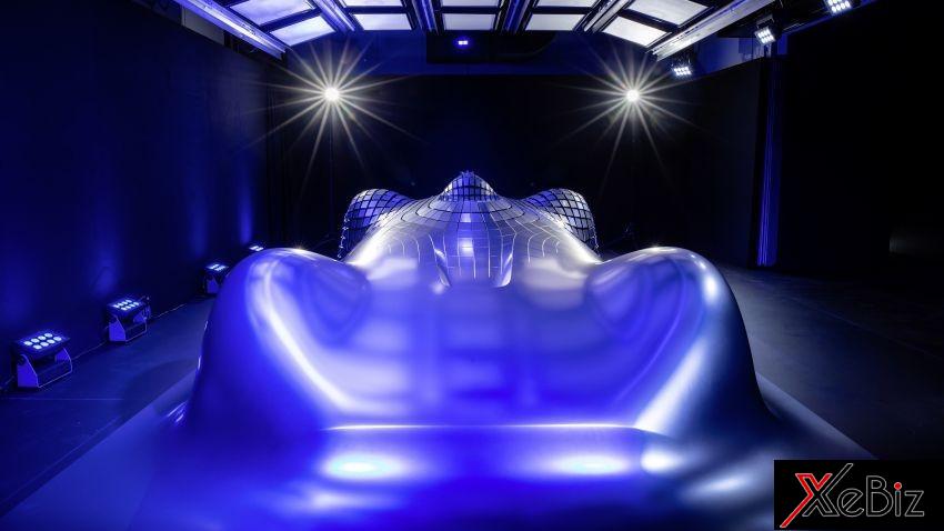 Nắp capô của Mercedes-Benz Electric Silver Arrow còn được thiết kế vuốt về phía sau