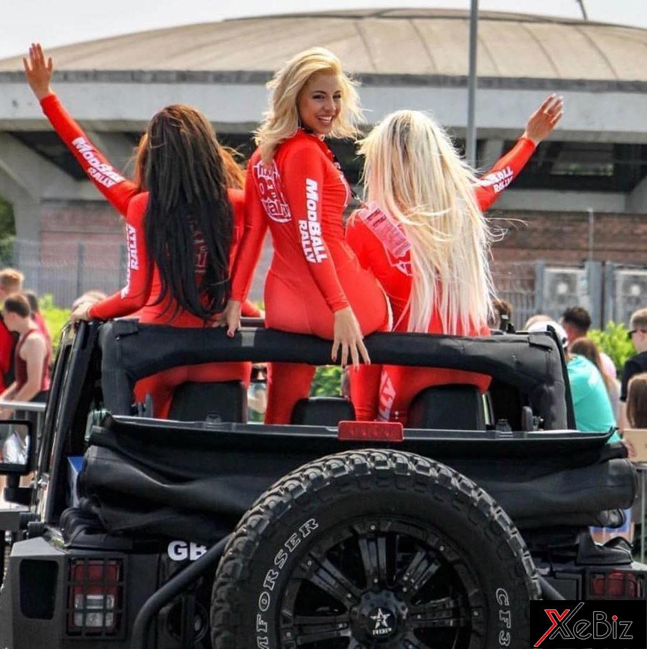 Các cô gái xinh đẹp được ban tổ chức ModBall Rally đưa đi cùng