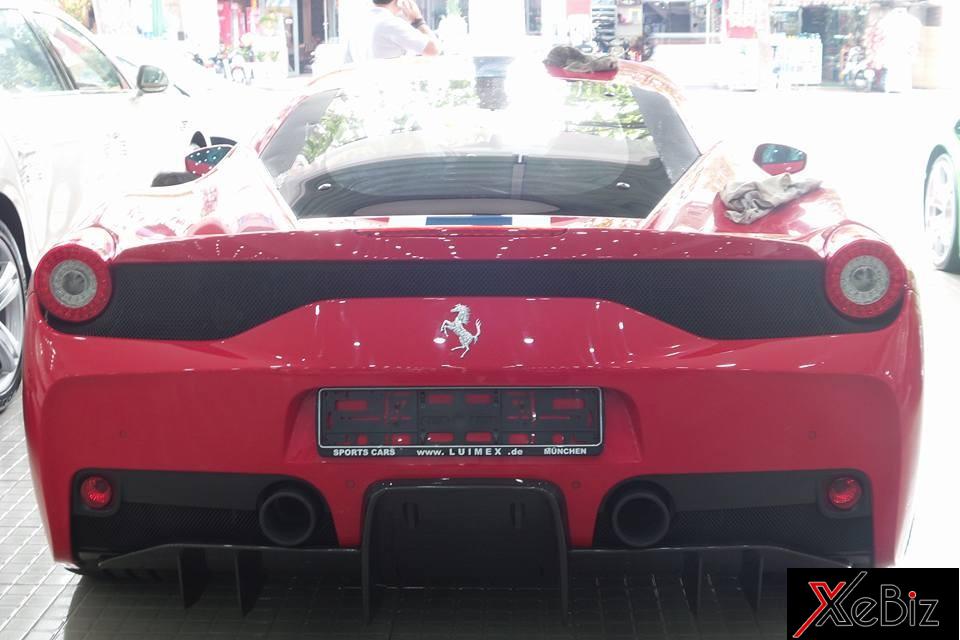 Vòng ra phía đuôi xe, phiên bản hiệu suất cao Ferrari 458 Speciale có cản va sau bằng sợi carbon. 3 ống xả nằm giữa trên phiên bản 458 Italia đã được loại bỏ
