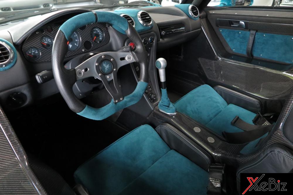 Nội thất xe bọc da Alcantara cao cấp với màu xanh nhạt tông xuyệt tông ngoại thất và màu đen Nội thất xe bọc da Alcantara cao cấp với màu xanh nhạt tông xuyệt tông ngoại thất và màu đen