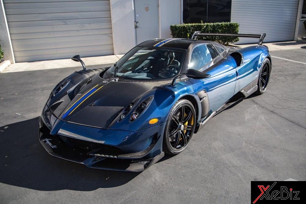 Ngoại thất xe mang bộ áo sợi carbon xanh kết hợp cùng carbon đen bóng