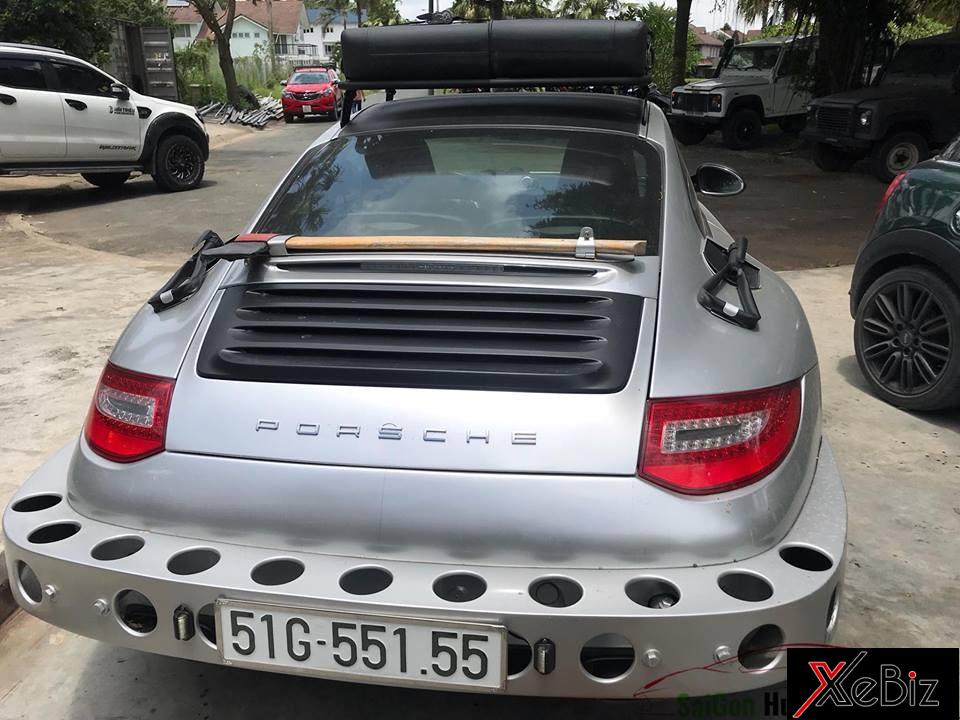 2 bên hông đuôi xe Porsche 911 Carrera được trang bị 2 xẻng chuyên dụng và gây choáng nhiều nhất là chiếc búa rìu được đặt phía trên khoang động cơ của xe