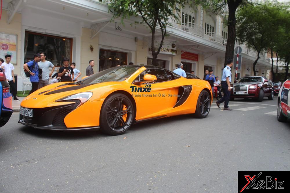 McLaren 650S Spider và phía sau là Rolls-Royce Ghost màu đỏ mận đang tìm chỗ đỗ McLaren 650S Spider và phía sau là Rolls-Royce Ghost màu đỏ mận đang tìm chỗ đỗ