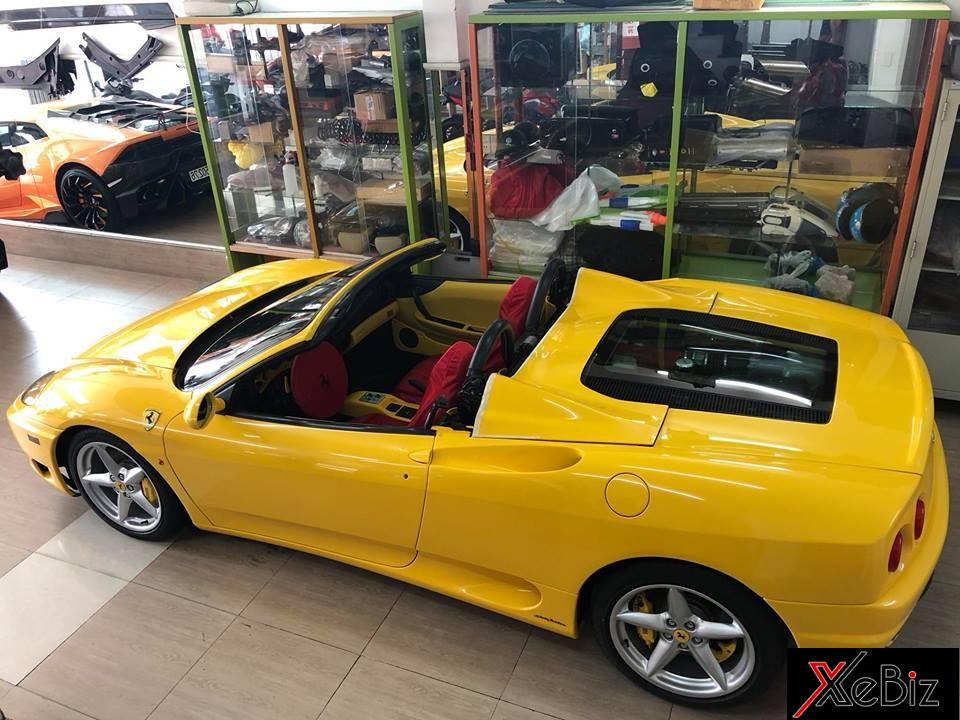 Chiếc Ferrari 360 Spider này hiện được chủ nhân bao trùm lại ghế ngồi và vô-lăng Chiếc Ferrari 360 Spider này hiện được chủ nhân bao trùm lại ghế ngồi và vô-lăng