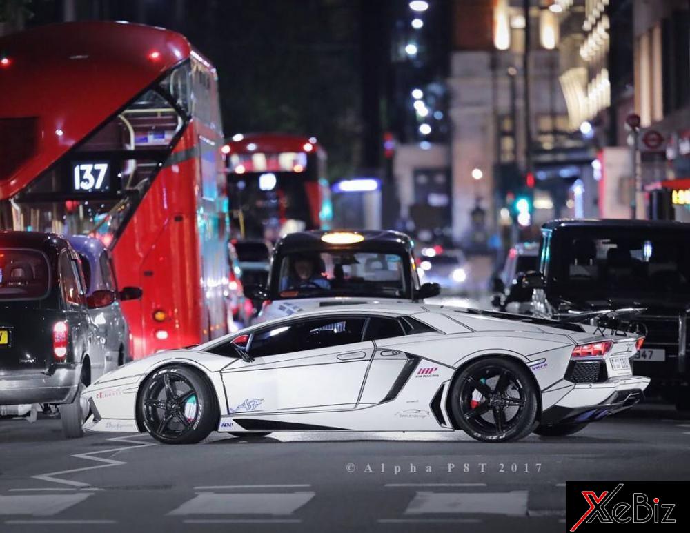 Đại gia Dubai đích thân đi đón chiếc Lamborghini Aventador LP760-2 về nhà