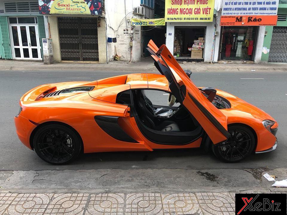 Đối lập với bộ áo cam nổi bật, bên trong khoang lái siêu xe Mclaren 650S Spider có nội thất màu đen. Đối lập với bộ áo cam nổi bật, bên trong khoang lái siêu xe Mclaren 650S Spider có nội thất màu đen.