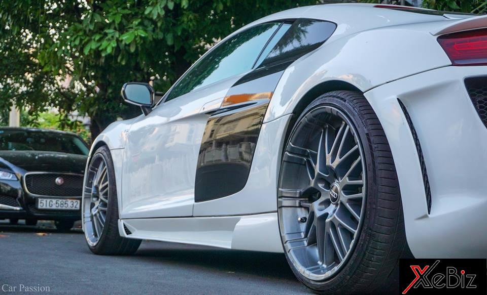 chủ nhân cũ của siêu xe Audi R8 này còn trang bị đèn pha Full LED thế hệ mới, la-zăng mới của hãng Oxigin và đặc biệt là 