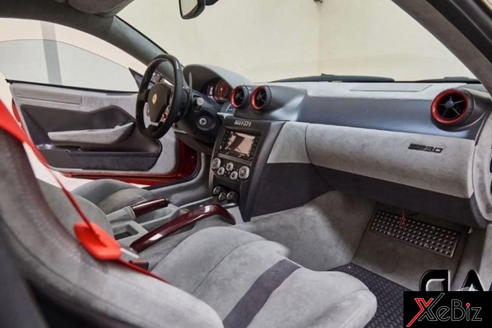 Nội thất của Ferrari SP30 còn có nhiều chi tiết màu đỏ làm điểm nhấn Nội thất của Ferrari SP30 còn có nhiều chi tiết màu đỏ làm điểm nhấn