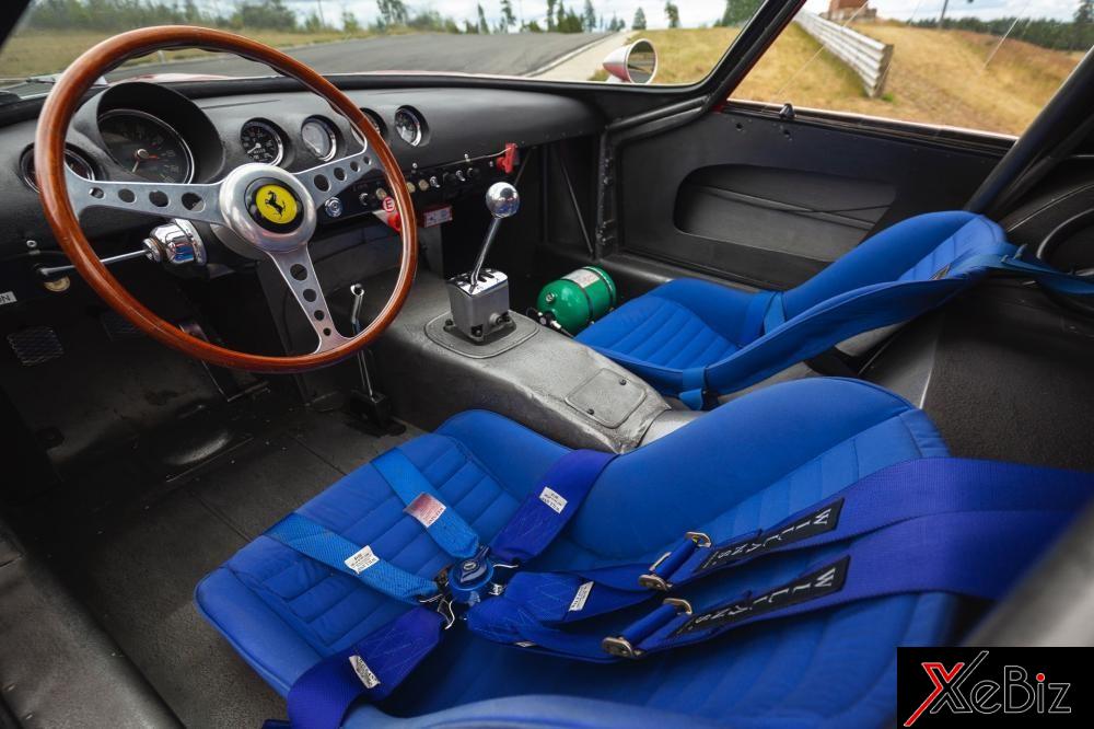 Đối lập với ngoại thất sơn màu đỏ, bên trong khoang lái siêu xe cổ Ferrari 250 GTO chuẩn bị đấu giá có ghế ngồi cùng dây đai an toàn đua xe màu xanh bắt mắt. Đối lập với ngoại thất sơn màu đỏ, bên trong khoang lái siêu xe cổ Ferrari 250 GTO chuẩn bị đấu giá có ghế ngồi cùng dây đai an toàn đua xe màu xanh bắt mắt.