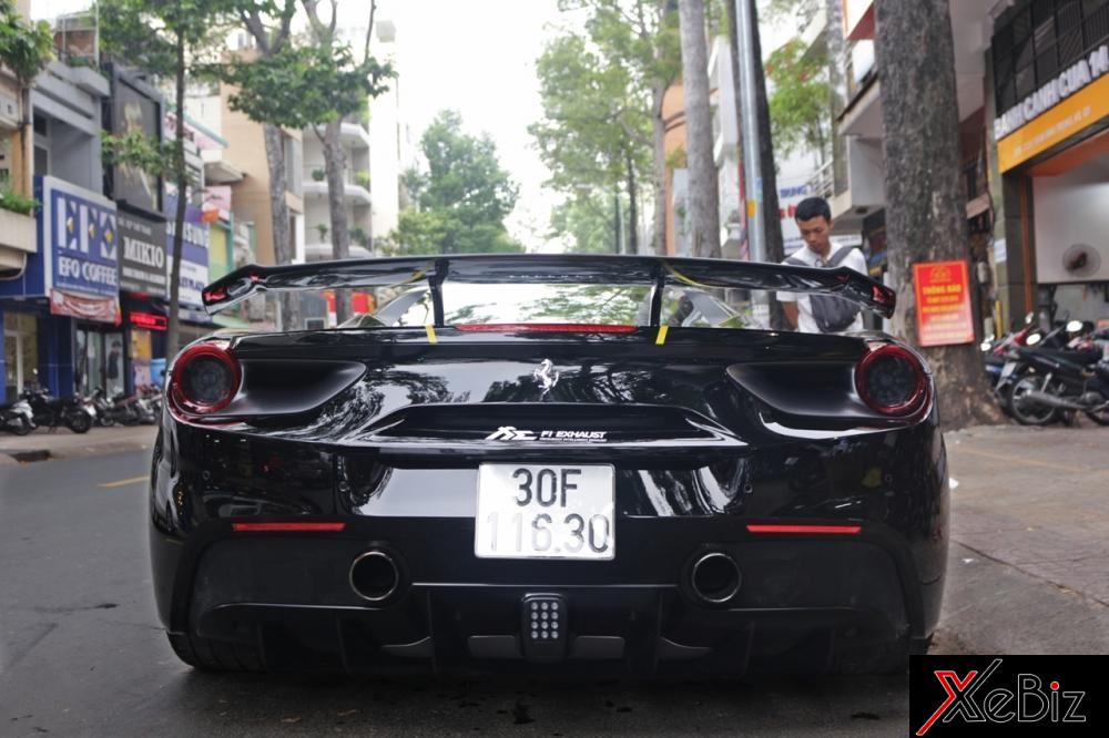 Ngoài các chi tiết độ body kit dữ dằn, siêu xe Ferrari 488 GTB còn được chủ nhân cho độ lại ống xả của hãng FI mang đến âm thanh phấn khích hơn so với ống xả nguyên bản.  Ngoài các chi tiết độ body kit dữ dằn, siêu xe Ferrari 488 GTB còn được chủ nhân cho độ lại ống xả của hãng FI mang đến âm thanh phấn khích hơn so với ống xả nguyên bản.