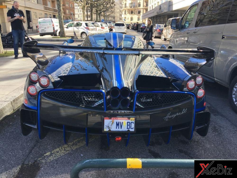 Vòng ra phía&nbsp;đuôi xe,&nbsp;Pagani Huayra BC của Kris Singh có dòng chữ Macchina Volante&nbsp;được gắn trên lưới tản nhiệt giúp nhiều người mê xe nhận diện&nbsp;đây là cực phẩm của&nbsp;đại gia người Mỹ.