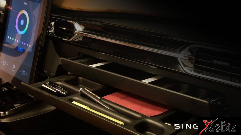 Các ngăn chứa đồ dùng ở mặt táp-lô